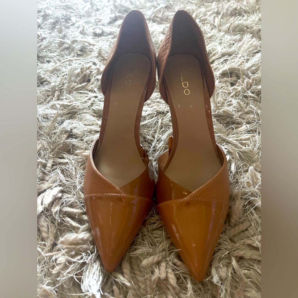 Nude pumps